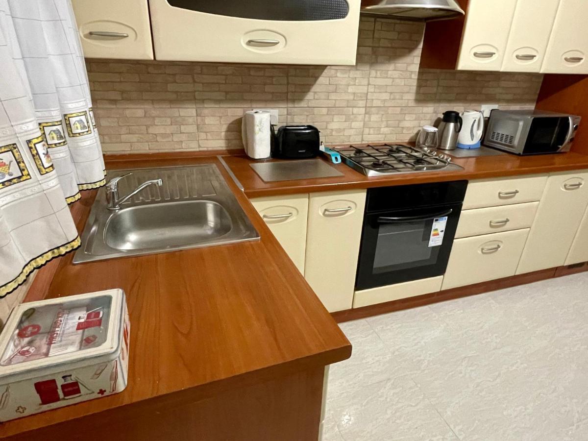 Regent Court - 3 Bedroom Within Walking Distance From Seafront *